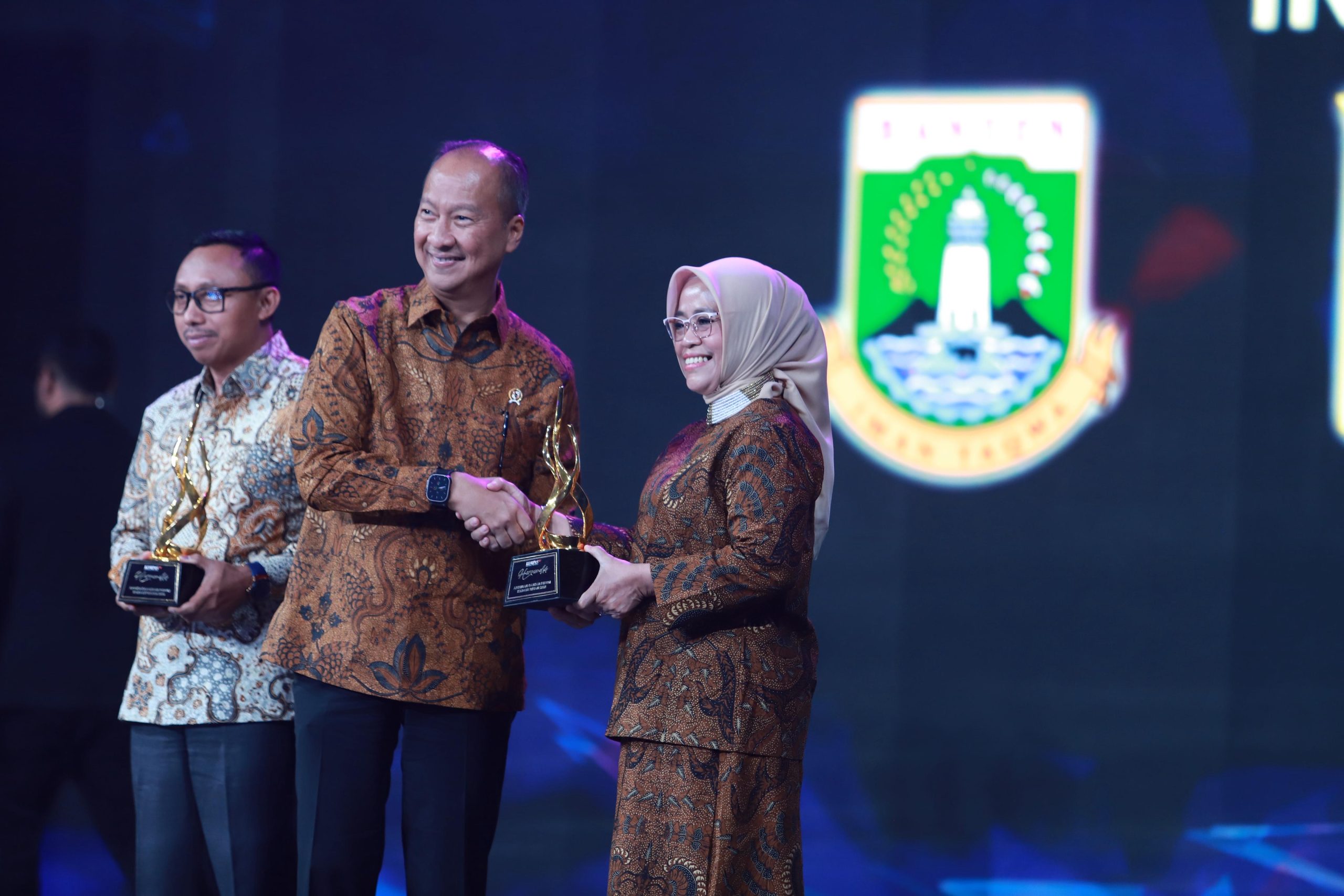 WhatsApp Image 2025-09-12 at 16.30.49 Sekretaris Provinsi Sulawesi Tengah, Novalina Wiswadewa, Sulawesi Tengah menerima penghargaan sebagai daerah peduli iklim investasi dari Kompas TV.