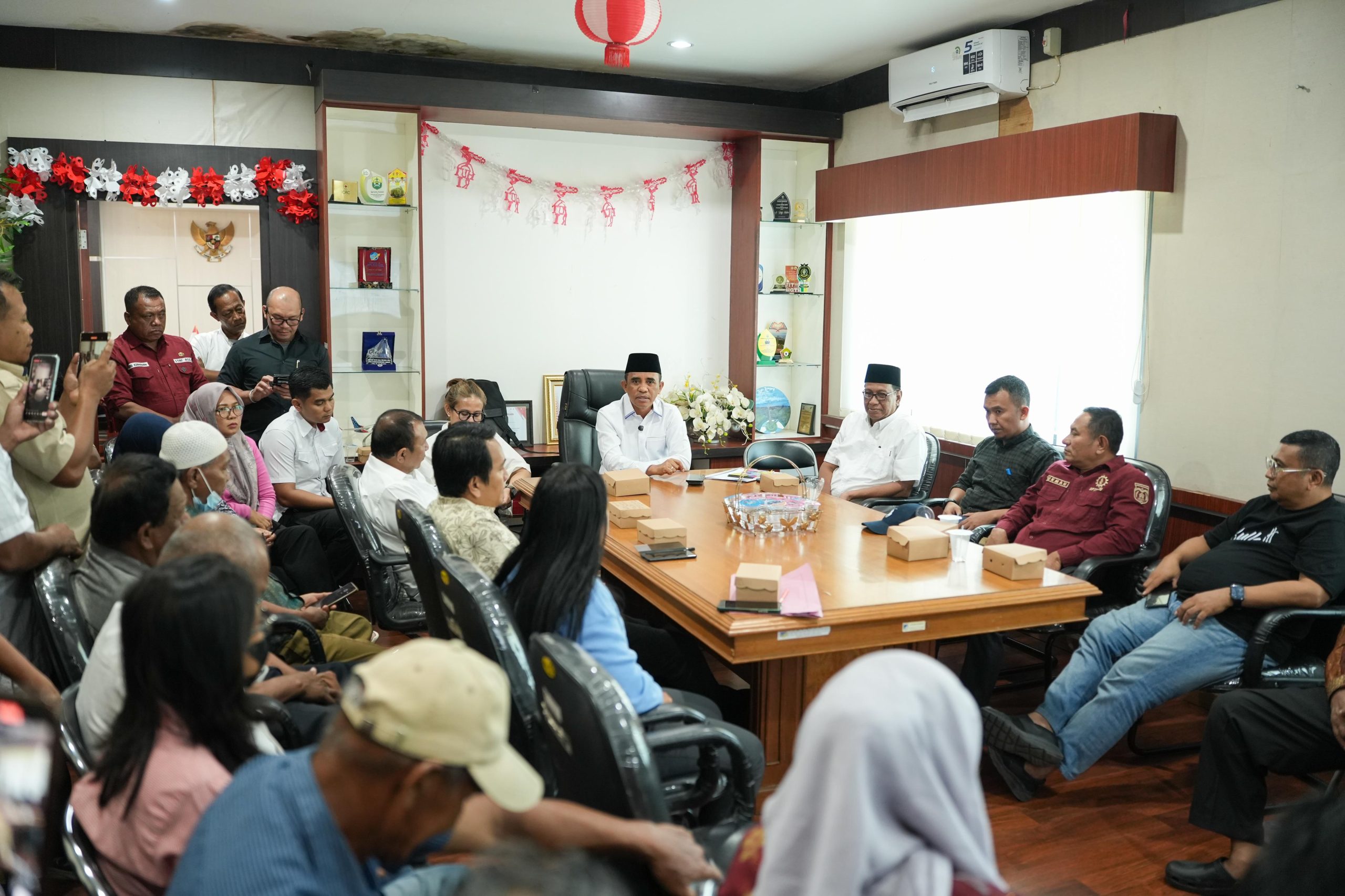 WhatsApp Image 2025-09-12 at 16.31.55 pertemuan bersama Satgas Penyelesaian Konflik Agraria (PKA), Kanwil BPN, dan perwakilan masyarakat, di ruang kerja Asisten I Setdaprov Sulteng, Fahrudin, Jumat (12/9/2025).