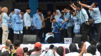 Salah seorang Guru Mengaji Sujud Syukur, menerima hadiah Umroh oleh Panitia Penyelenggara MILAD BKPRMI Ke-48. FOTO: IST