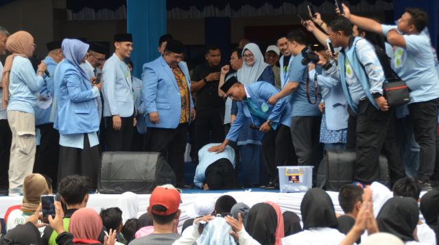 Salah seorang Guru Mengaji Sujud Syukur, menerima hadiah Umroh oleh Panitia Penyelenggara MILAD BKPRMI Ke-48. FOTO: IST