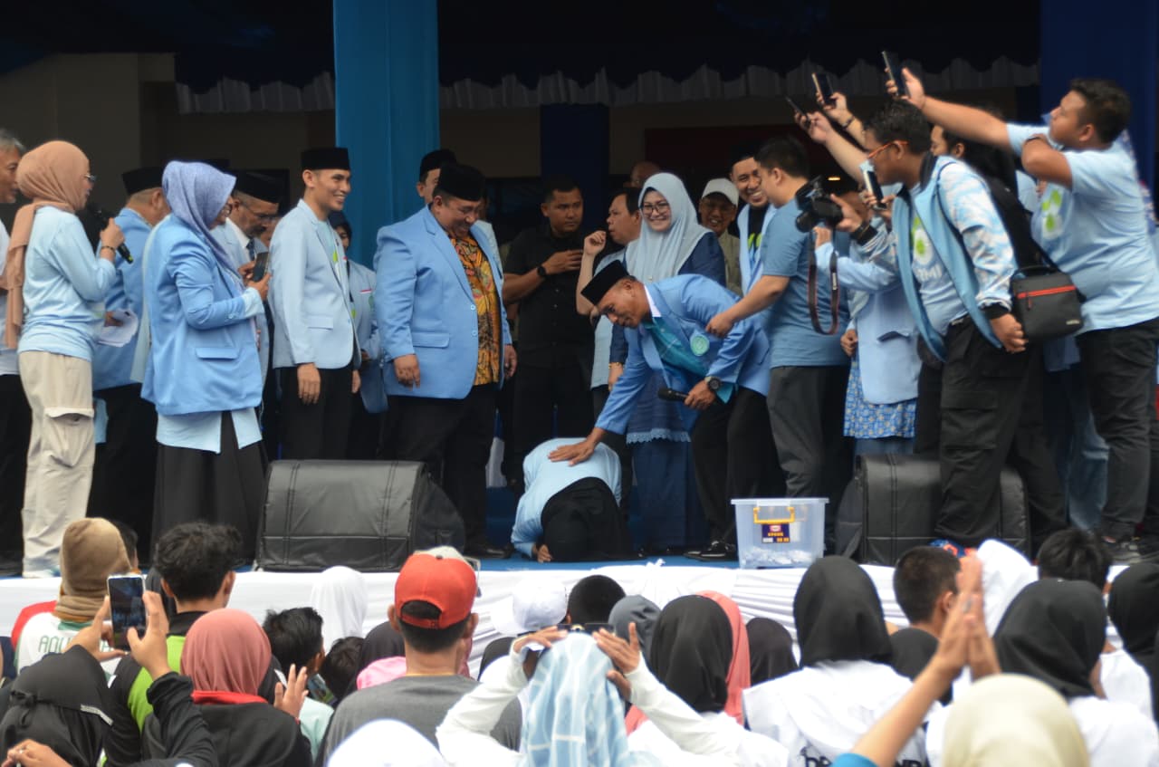 WhatsApp Image 2025-09-14 at 12.16.07 Salah seorang Guru Mengaji Sujud Syukur, menerima hadiah Umroh oleh Panitia Penyelenggara MILAD BKPRMI Ke-48. FOTO: IST