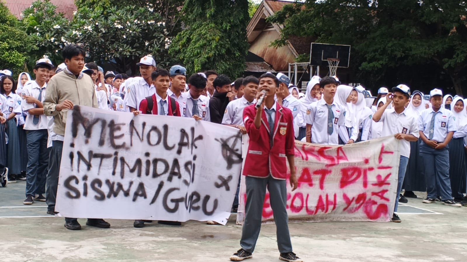 Aksi unjuk rasa di SMAN 5 Palu.