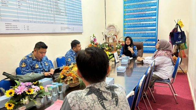 Dalam pertemuan yang digelar Disdik, turut hadir Kepala Cabang Dinas Wilayah I Kota Palu dan Sigi, Sekretaris Disdik Sulteng, Kepala Bidang PTK, serta pengawas pendidikan.