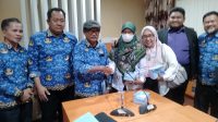 Kepsek SMAN 5 Palu, Salim, dengan Guru Raehana Sanusi, bersalaman, saling memaafkan.
