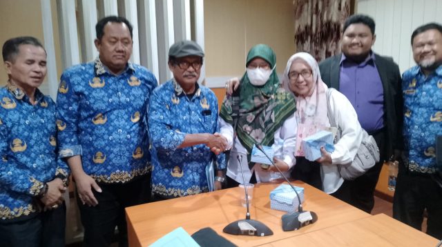 Kepsek SMAN 5 Palu, Salim, dengan Guru Raehana Sanusi, bersalaman, saling memaafkan.