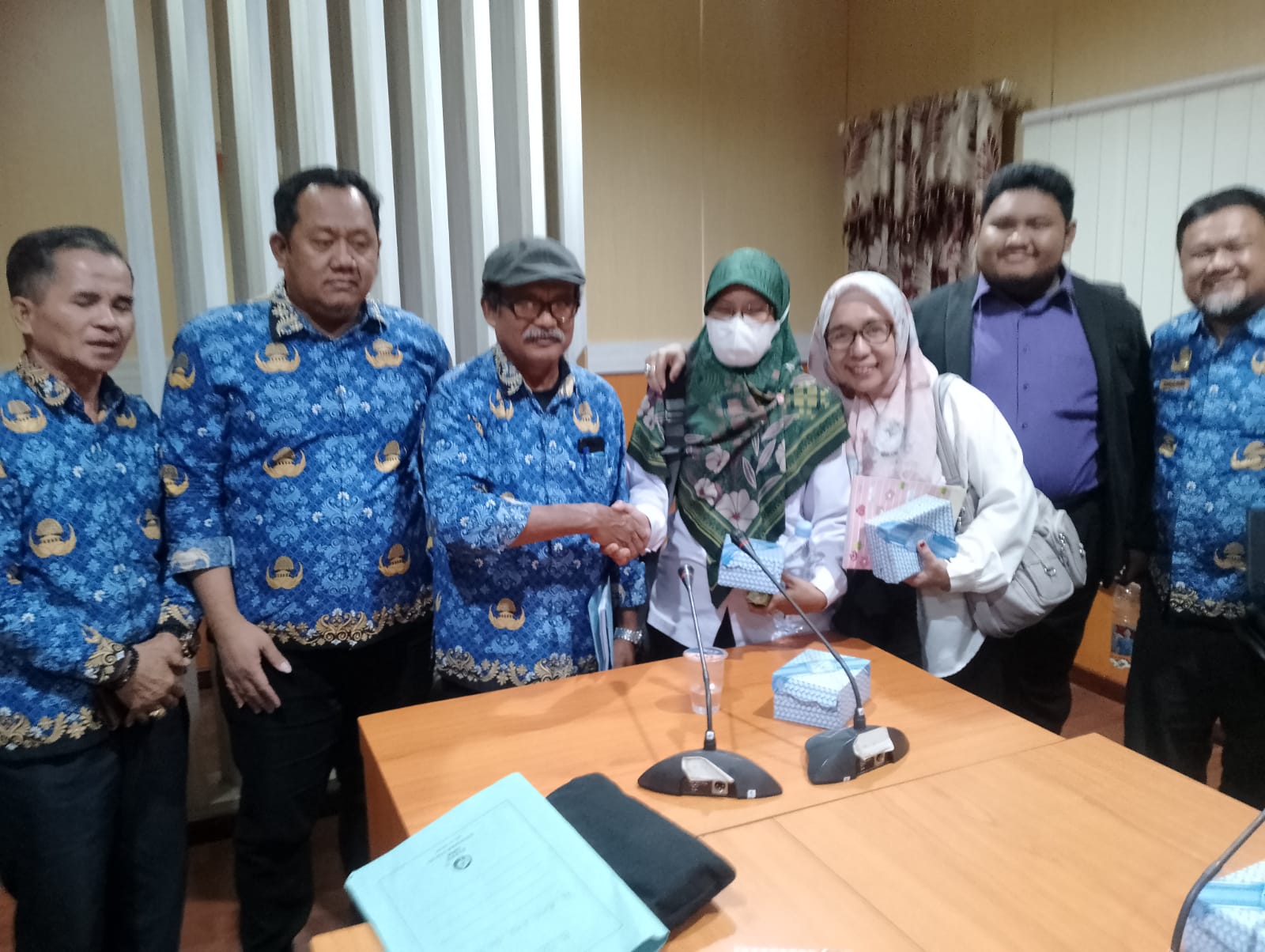 Kepsek SMAN 5 Palu, Salim, dengan Guru Raehana Sanusi, bersalaman, saling memaafkan.