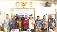 Sekretaris Disdik Asrul Achmad didampingi jajaran foto bersama Kepsek, Salim dan Haerana usai pertemuan silaturahmi di Aula SMA 5 Palu, Kamis, 18 September 2025. FOTO: IST