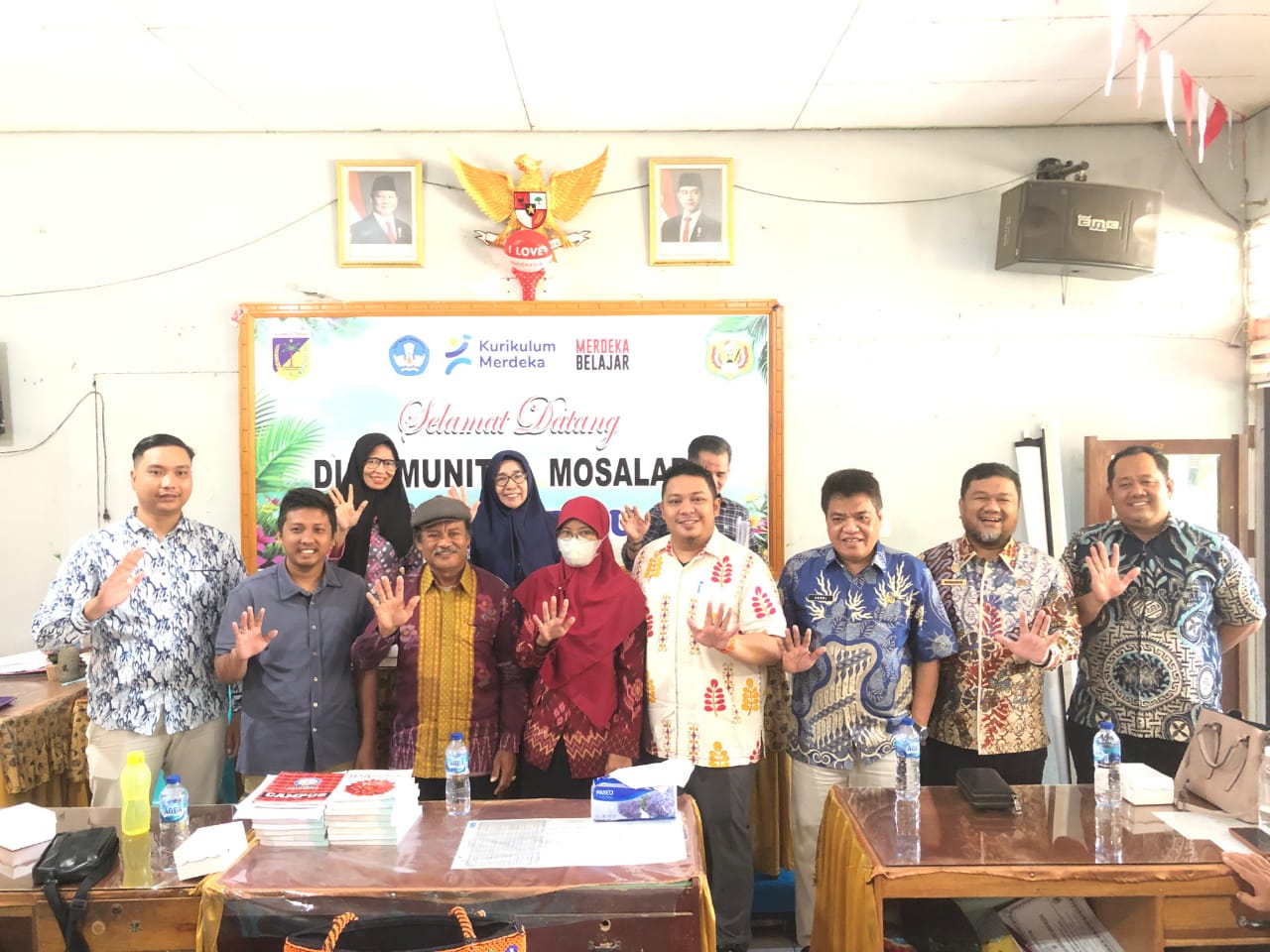 Sekretaris Disdik Asrul Achmad didampingi jajaran foto bersama Kepsek, Salim dan Haerana usai pertemuan silaturahmi di Aula SMA 5 Palu, Kamis, 18 September 2025. FOTO: IST