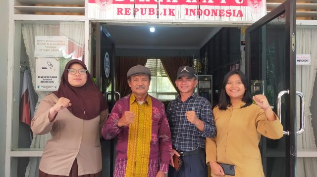 Aurel Putri Fanisha dan Tiffany Tieshia Tagogu, bersama Kepsek SMAN 5 Palu, Salim (dua dari kiri) dan Wakasek Humas, Hasri. FOTO: Mohammad Rizal/Filesulawesi.com