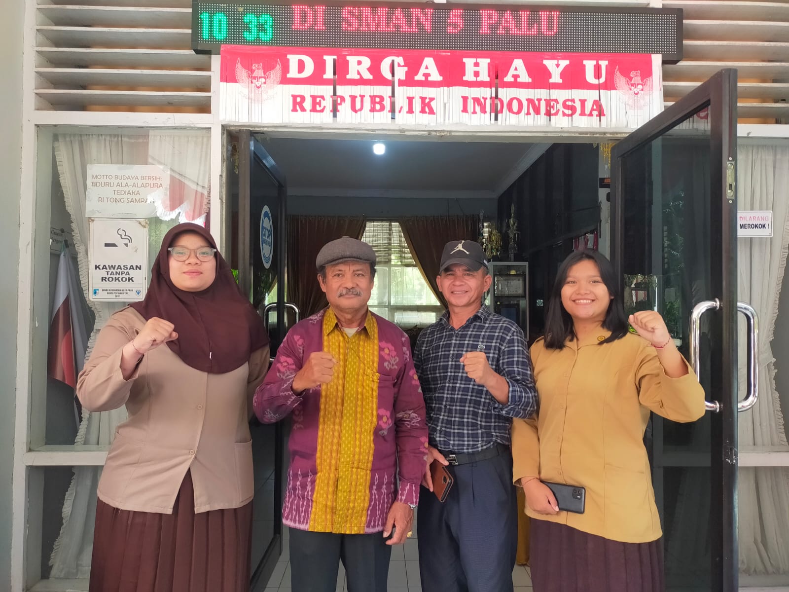 Aurel Putri Fanisha dan Tiffany Tieshia Tagogu, bersama Kepsek SMAN 5 Palu, Salim (dua dari kiri) dan Wakasek Humas, Hasri. FOTO: Mohammad Rizal/Filesulawesi.com