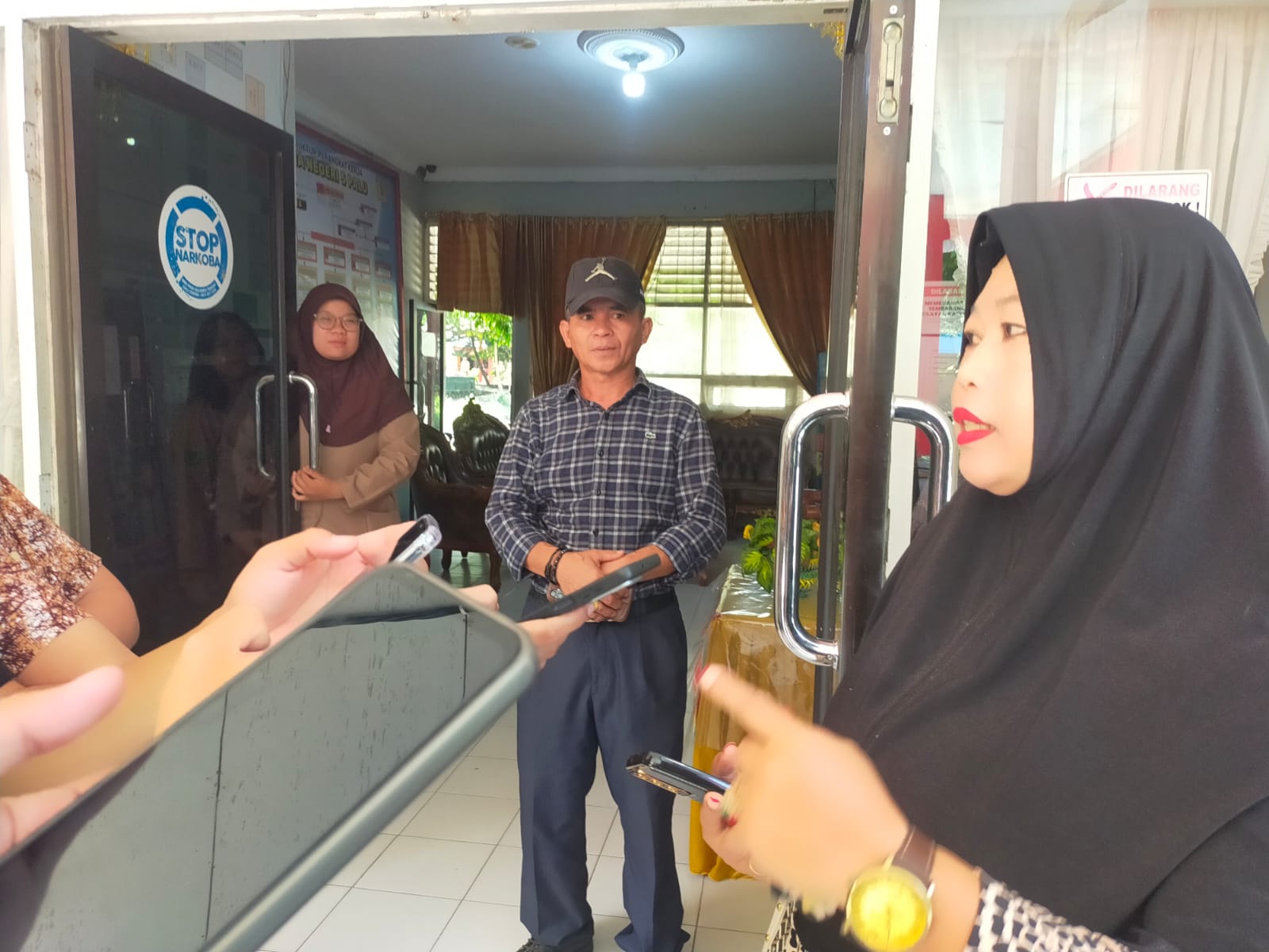 Saharni Syawal, guru Sosiologi di SMA Negeri 5 Palu