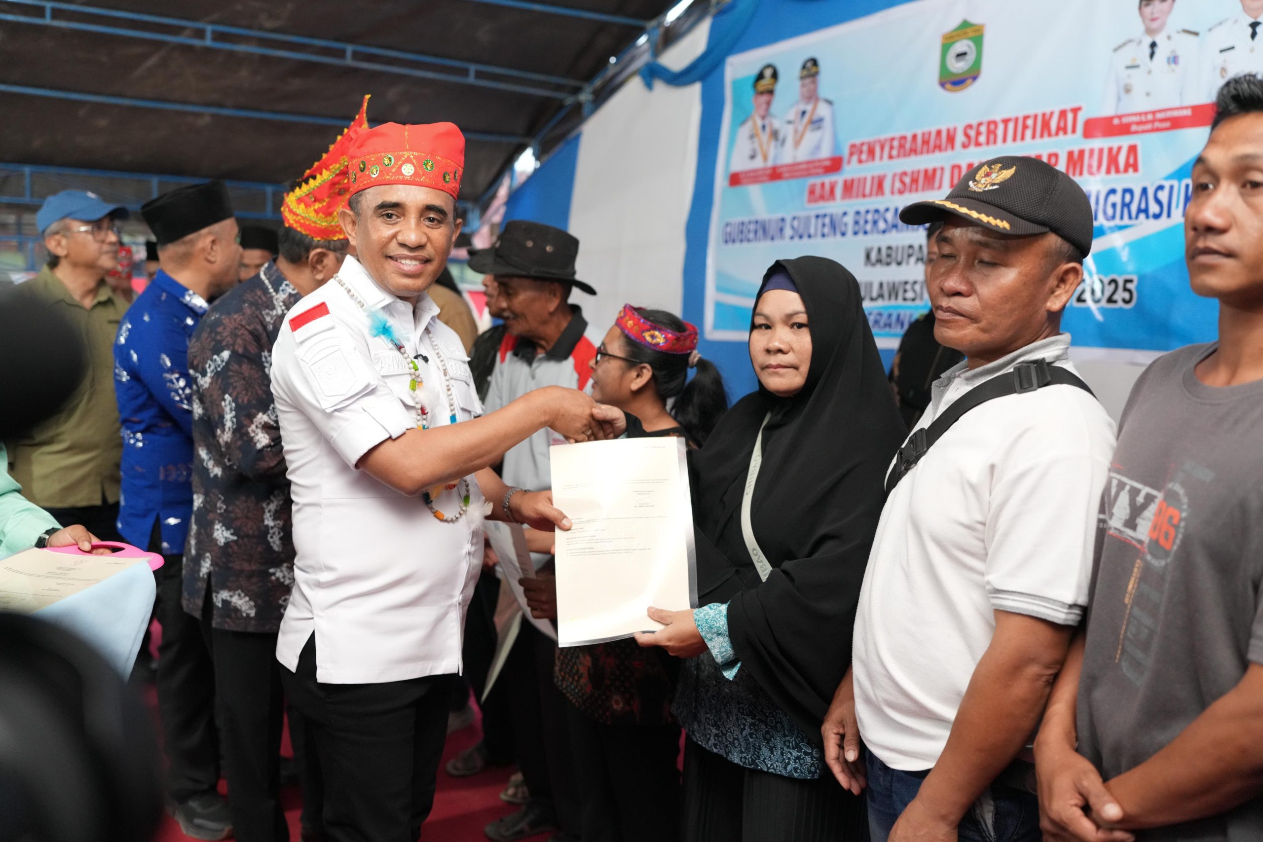 acara penyerahan Sertifikat Hak Milik (SHM) bagi warga transmigrasi di Desa Kancu’u, Kecamatan Pamona Timur, Kabupaten Poso, Jumat (19/11/2025).
