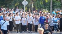 Gubernur dan Wakil Gubernur Sulawesi Tengah dr. Reny A. Lamadjido bersama jajaran terkait melaksanakan jalan sehat di Kabupaten Poso.