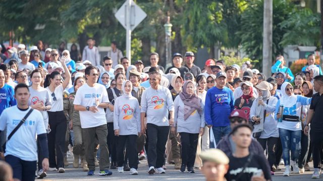 Gubernur dan Wakil Gubernur Sulawesi Tengah dr. Reny A. Lamadjido bersama jajaran terkait melaksanakan jalan sehat di Kabupaten Poso.