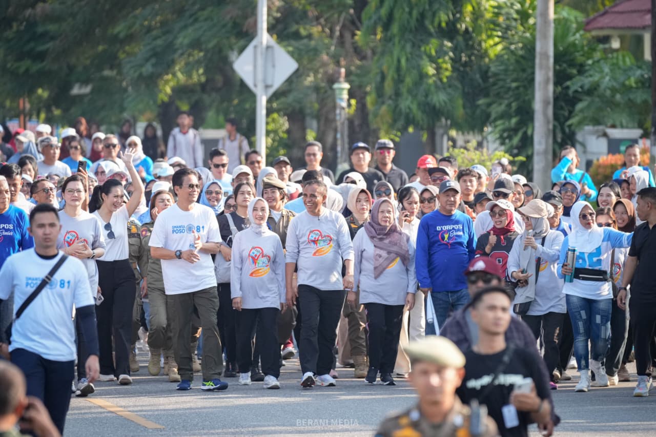 Gubernur dan Wakil Gubernur Sulawesi Tengah dr. Reny A. Lamadjido bersama jajaran terkait melaksanakan jalan sehat di Kabupaten Poso.