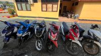 polisi mengamankan dua pelaku beserta tujuh unit kendaraan bermotor hasil curian