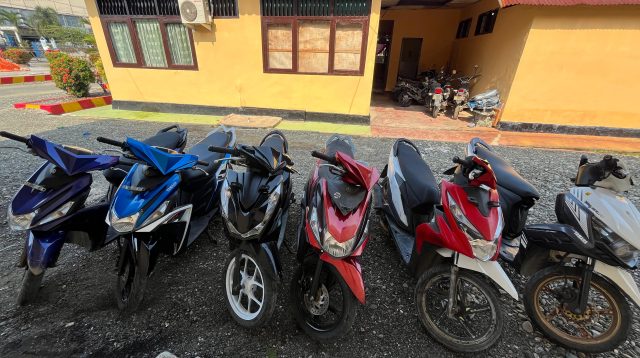 polisi mengamankan dua pelaku beserta tujuh unit kendaraan bermotor hasil curian