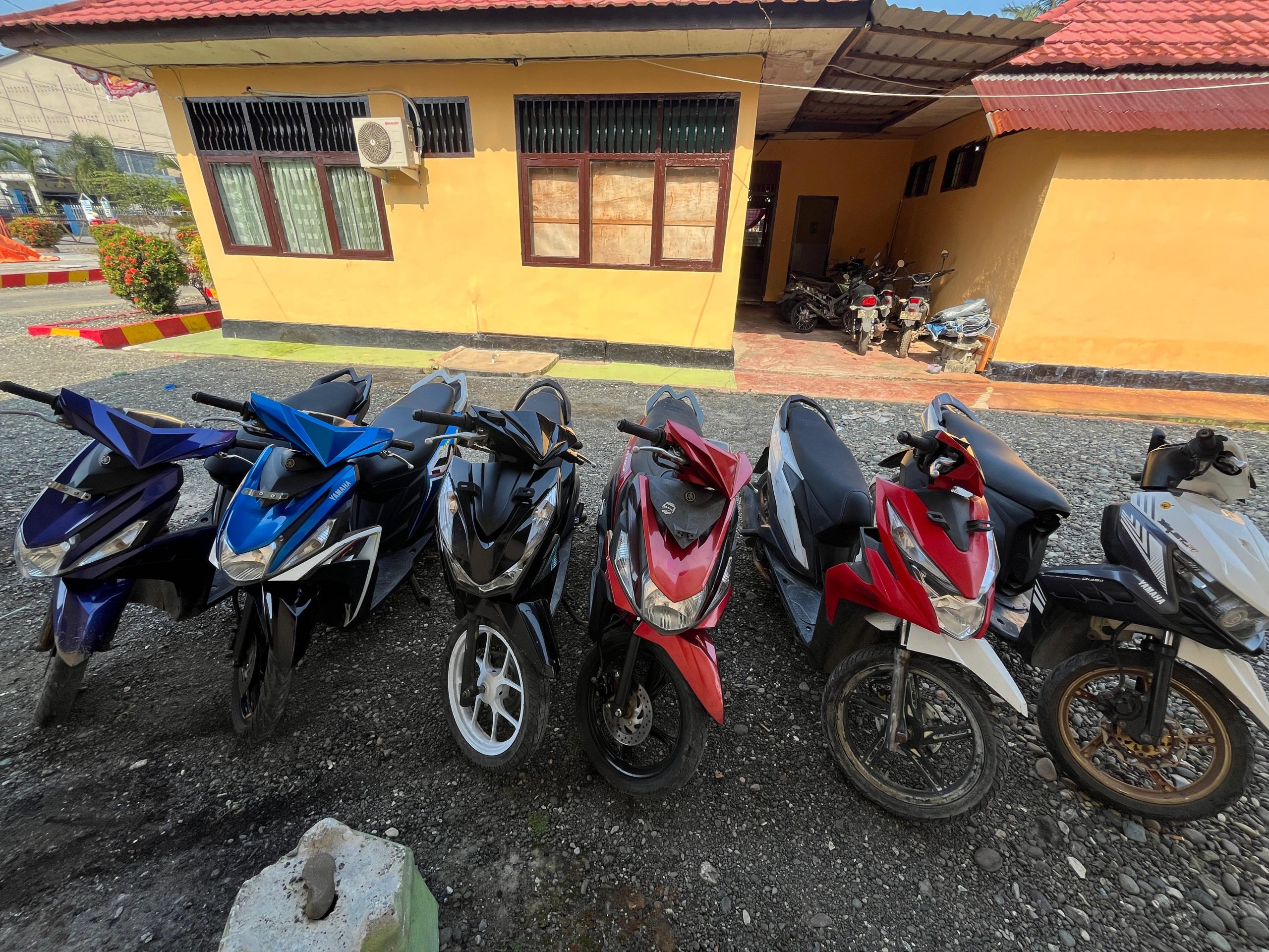 polisi mengamankan dua pelaku beserta tujuh unit kendaraan bermotor hasil curian