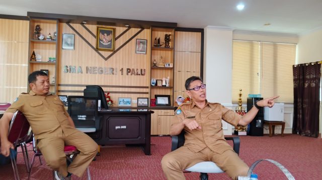 Kepsek SMAN 1 Palu, Dahlan M Saleh, didampingi Wakasek Humas SMA Negeri 1 Palu, Muh Aqsha Mursal