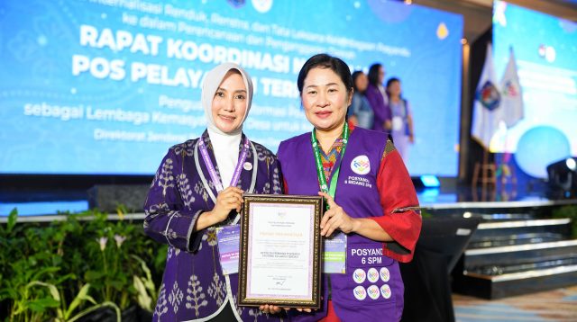 Ketua Tim Penggerak PKK Provinsi Sulawesi Tengah, Ir. Sri Nirwanty Bahasoan (kiri)