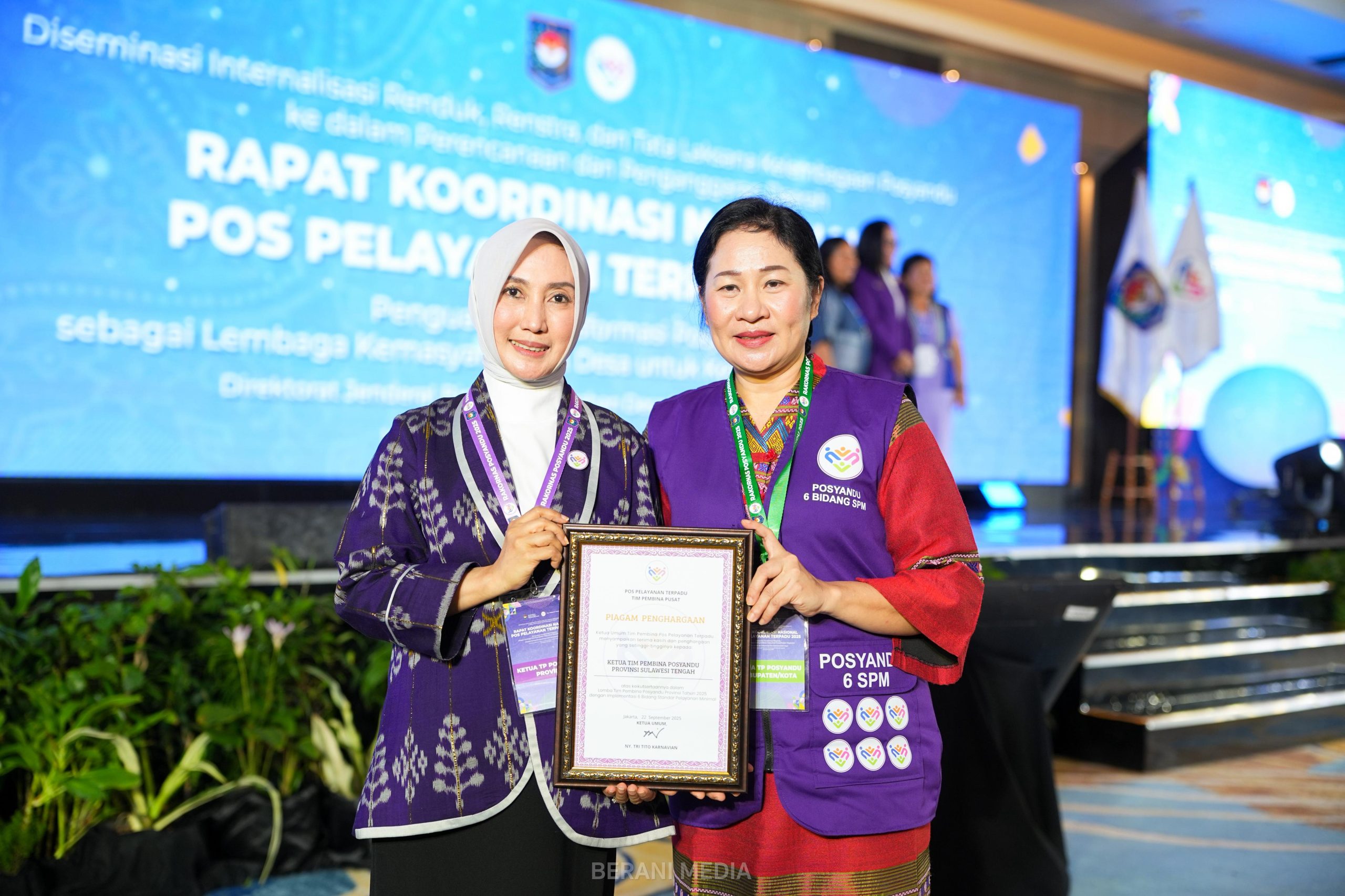 Ketua Tim Penggerak PKK Provinsi Sulawesi Tengah, Ir. Sri Nirwanty Bahasoan (kiri)