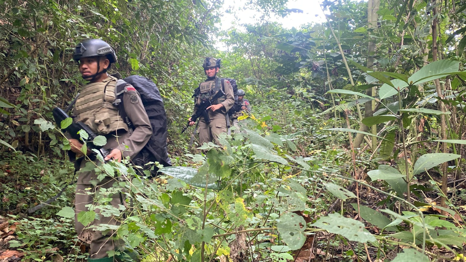 melaksanakan patroli jalur klasik selama tujuh hari secara bergantian di wilayah Tambarana-Kalora, Kecamatan Poso Pesisir Utara.