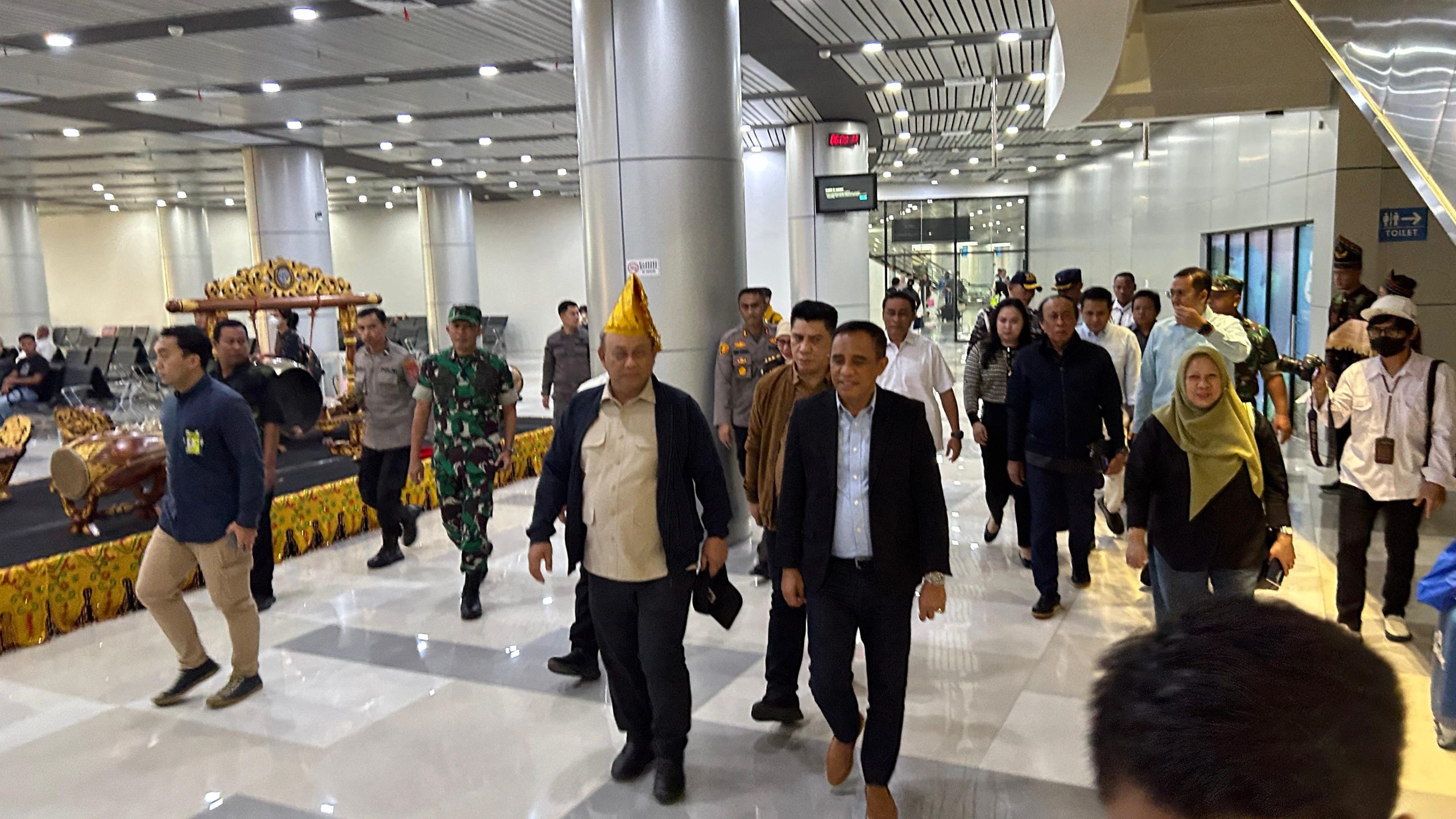 Gubernur Sulteng Anwar Hafid (AH) tiba di Bandara Mutiara Sis Al Jufri di Palu bersama Kepala Badan Gizi Nasional (BGN) RI, Dr. Ir. Dadan Hindayana, Kamis pagi (25/9-2025).