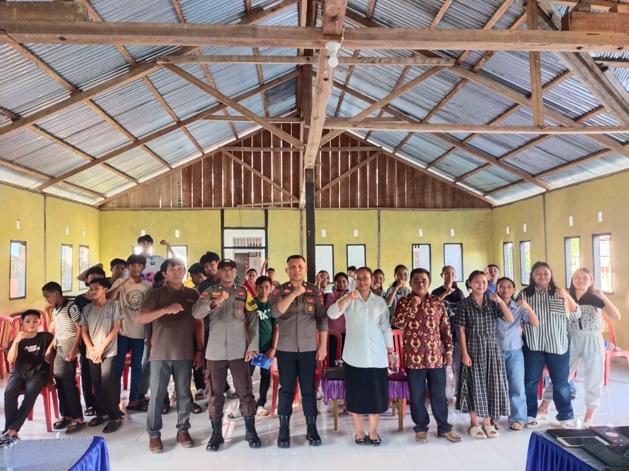 Rohaniawan Kamtibmas Polri, Aiptu Halput Tarusu, menggelar tatap muka bersama remaja Gereja Kristen Sulawesi Tengah (GKST) di Baruga Desa Bategencu, Kecamatan Lage, Kabupaten Poso.
