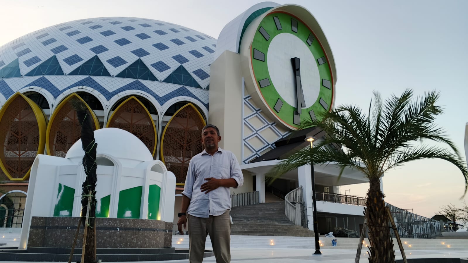 Kondisi saat ini 98 persen, proyek pembangunan Masjid Raya Baitu Khairat Provinsi Sulawesi Tengah. FOTO: Mohammad Rizal/Filesulawesi.com