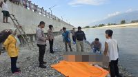 penemuan sesosok mayat di bantaran Sungai Jl. Raja Moili, Kamis (2/10/2025) pagi