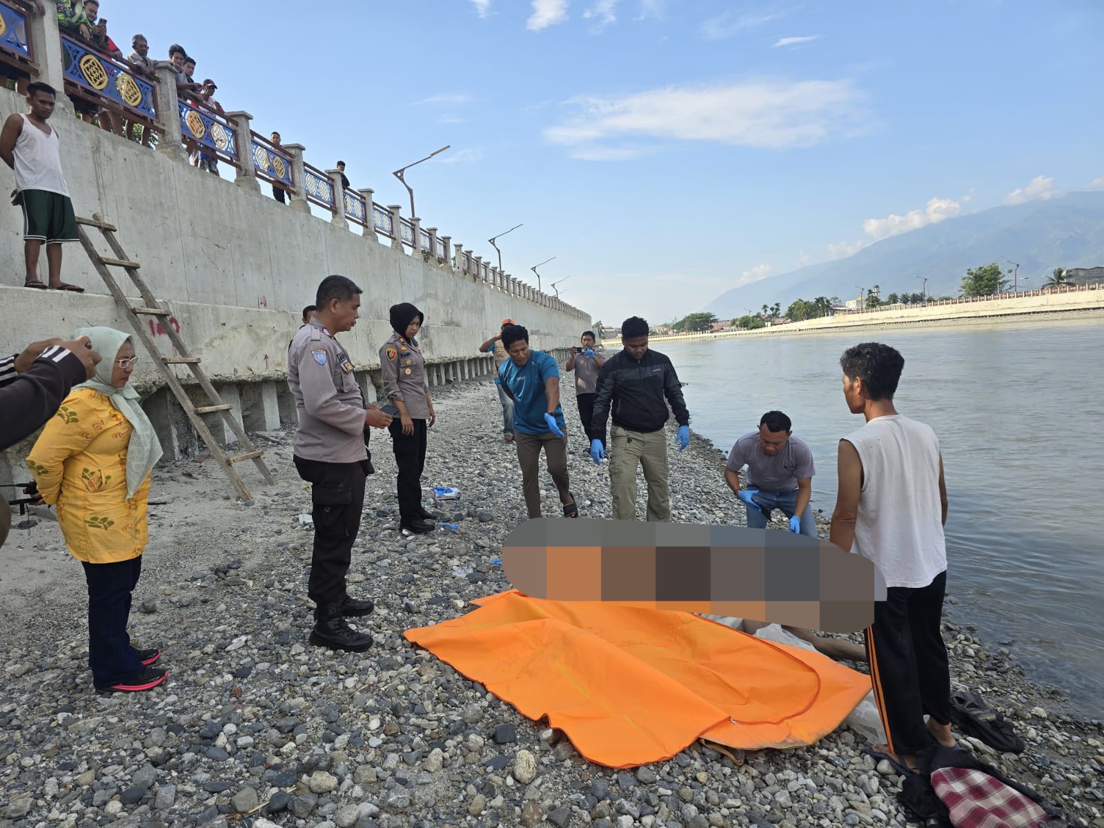 penemuan sesosok mayat di bantaran Sungai Jl. Raja Moili, Kamis (2/10/2025) pagi