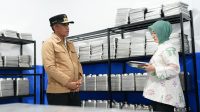 Gubernur Sulawesi Tengah, Anwar Hafid, didampingi Ketua TP-PKK Provinsi Sulteng, Sry Nirwanti Bahasoan, meninjau salah satu dapur program Makan Bergizi Gratis (MBG) di Kecamatan Dondo, Kabupaten Tolitoli, Sabtu (4/10/2025).