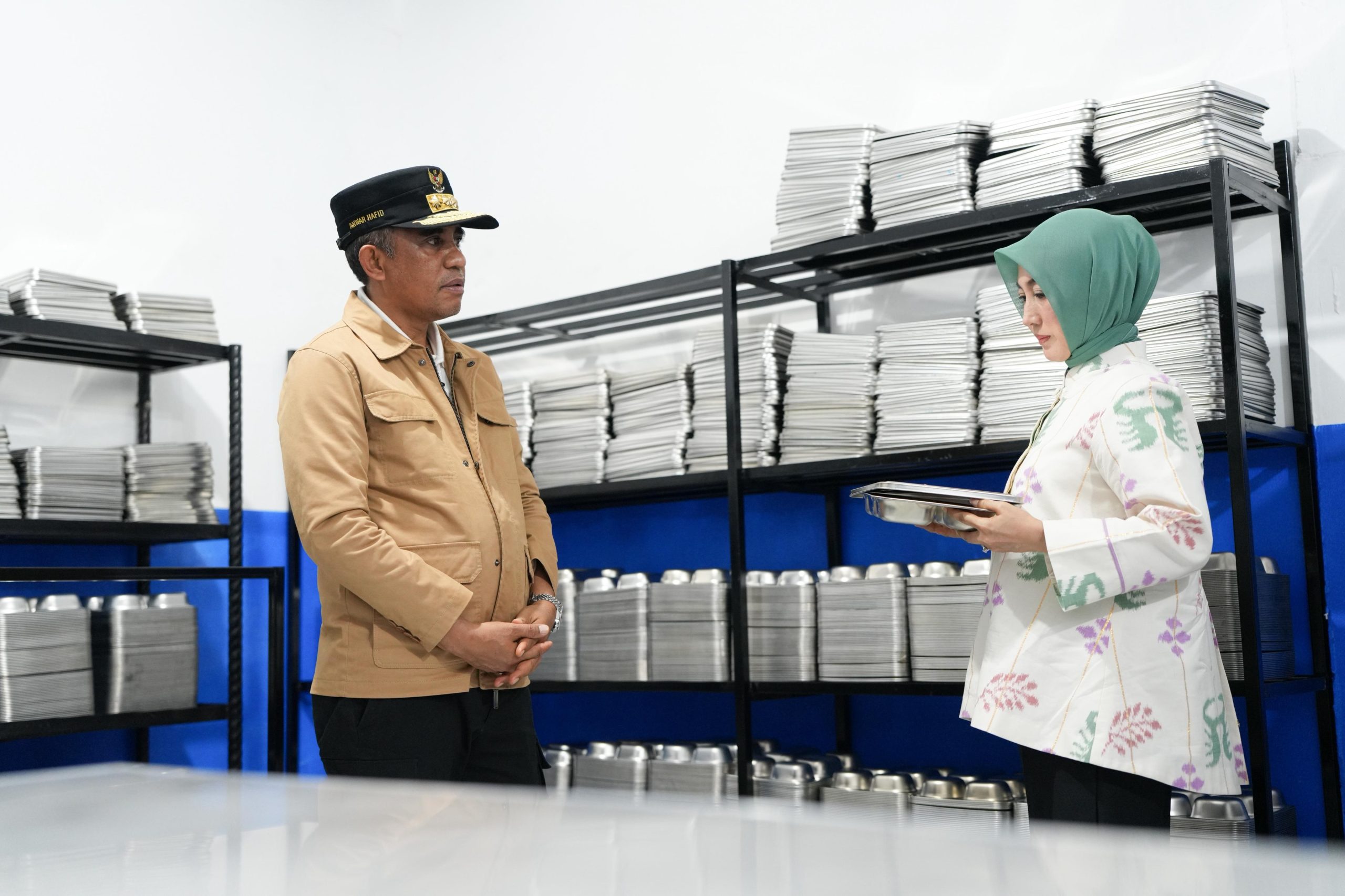 Gubernur Sulawesi Tengah, Anwar Hafid, didampingi Ketua TP-PKK Provinsi Sulteng, Sry Nirwanti Bahasoan, meninjau salah satu dapur program Makan Bergizi Gratis (MBG) di Kecamatan Dondo, Kabupaten Tolitoli, Sabtu (4/10/2025).
