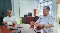 Kepala Bapenda Kota Palu, Imran Lataha, didampingi Plt Sekretaris Syarifuddin. FOTO: Mohammad Rizal/Filesulawesi.com