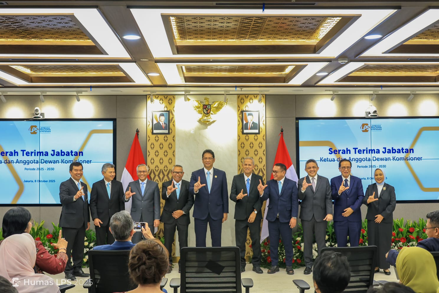 Presiden RI Prabowo Subianto melantik dan mengambil sumpah Anggota Dewan Komisioner LPS periode 2025 - 2030 di Istana Negara