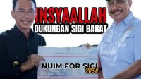 postingan sendiri, tanpak foto Irwan Lapatta memegang (plakat-red) bersama Sekda Sigi Nuim.