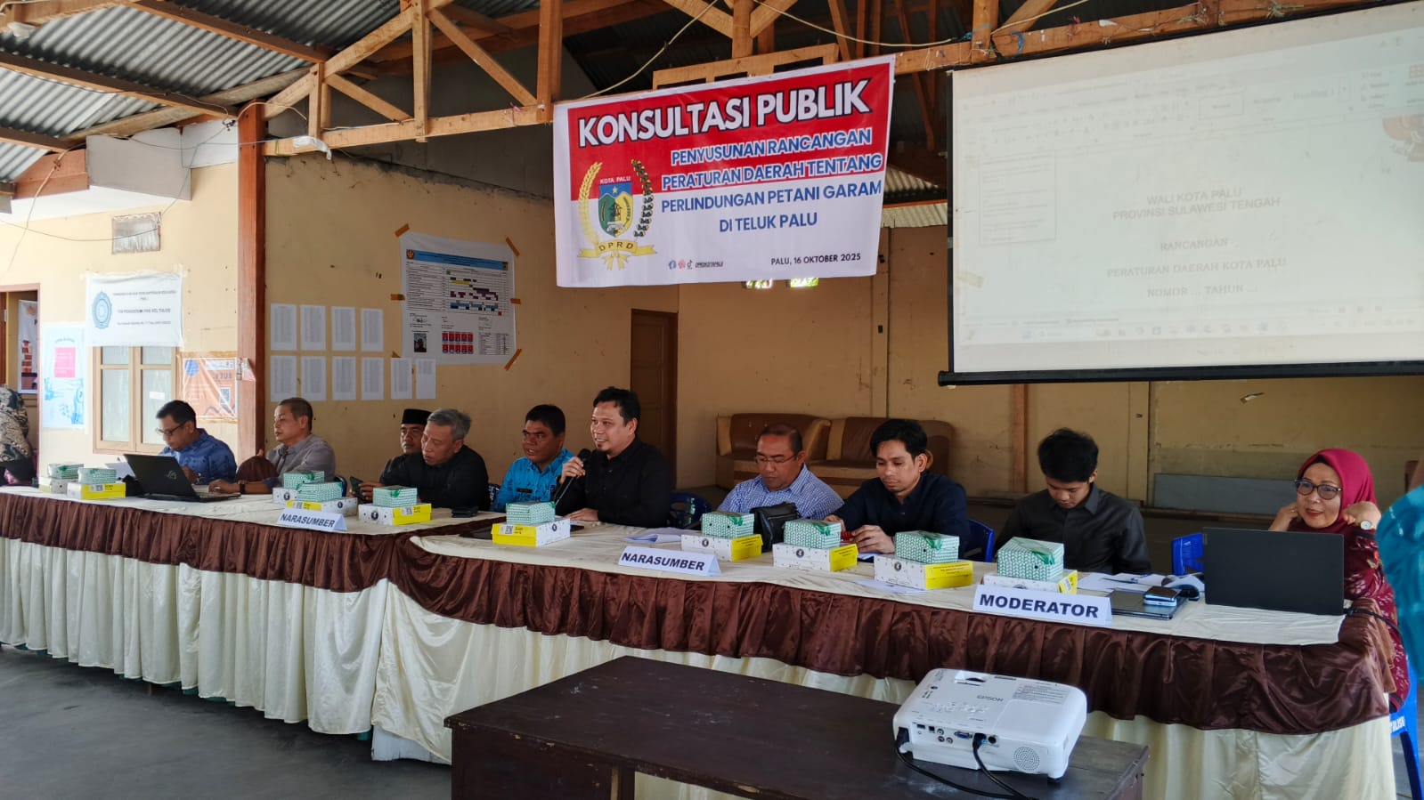 Konsultasi publik terkait dengan draf atau penyusunan Rancangan Peraturan Daerah (Ranperda) Tentang Perlindungan Petani Garam di Teluk Palu.