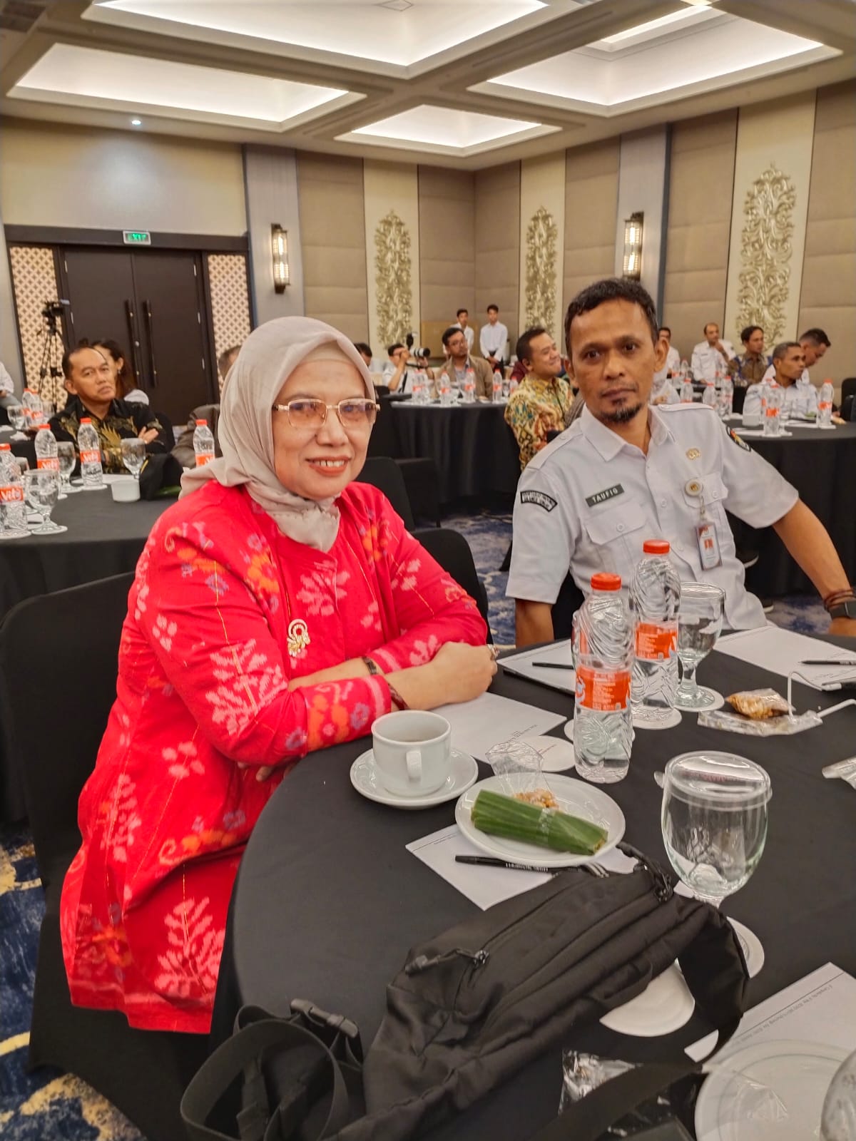 Ketua KPU Sulteng, Darmiati, didampingi Sekretaris Taufik Ismail, saat mengikuti Rakornas di Magelang. FOTO: IST